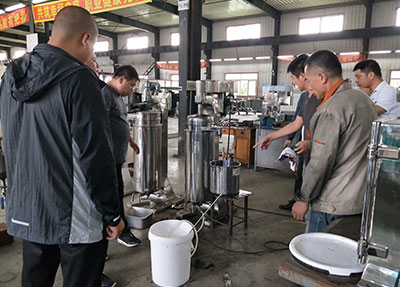某公司油蠟分離(管式離心機(jī))實(shí)驗(yàn)現(xiàn)場視頻